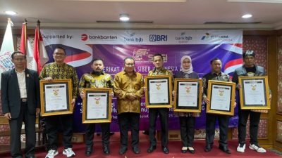 Para Tokoh Saat Meraih Penghargaan