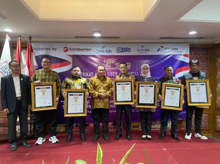 Para Tokoh Saat Meraih Penghargaan