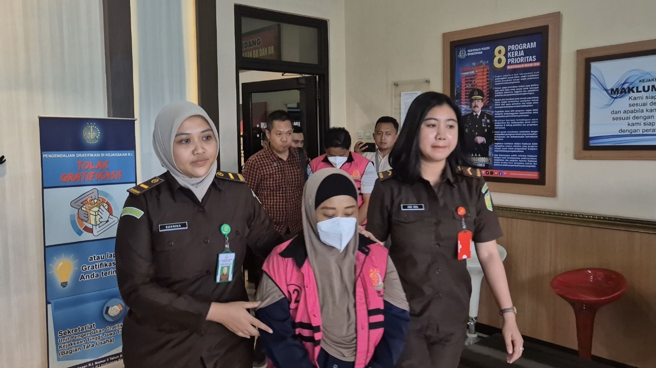 Kedua Tersangka Pengembangan Kasus KUR Bank BRI, Saat Digelandang Kerumah Tahanan Bondowoso
