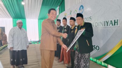 Bupati Bondowoso Saat Bagikan Bantuan Kepada Guru dan Penyelenggarakan Pendidikan Diniyah