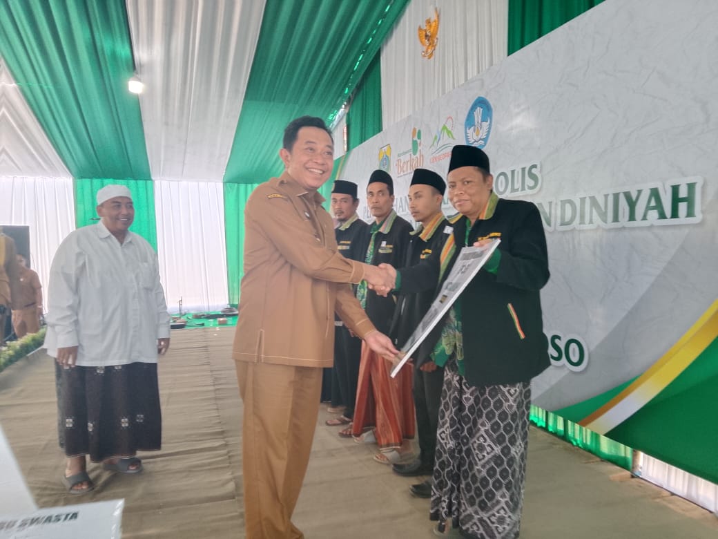 Bupati Bondowoso Saat Bagikan Bantuan Kepada Guru dan Penyelenggarakan Pendidikan Diniyah