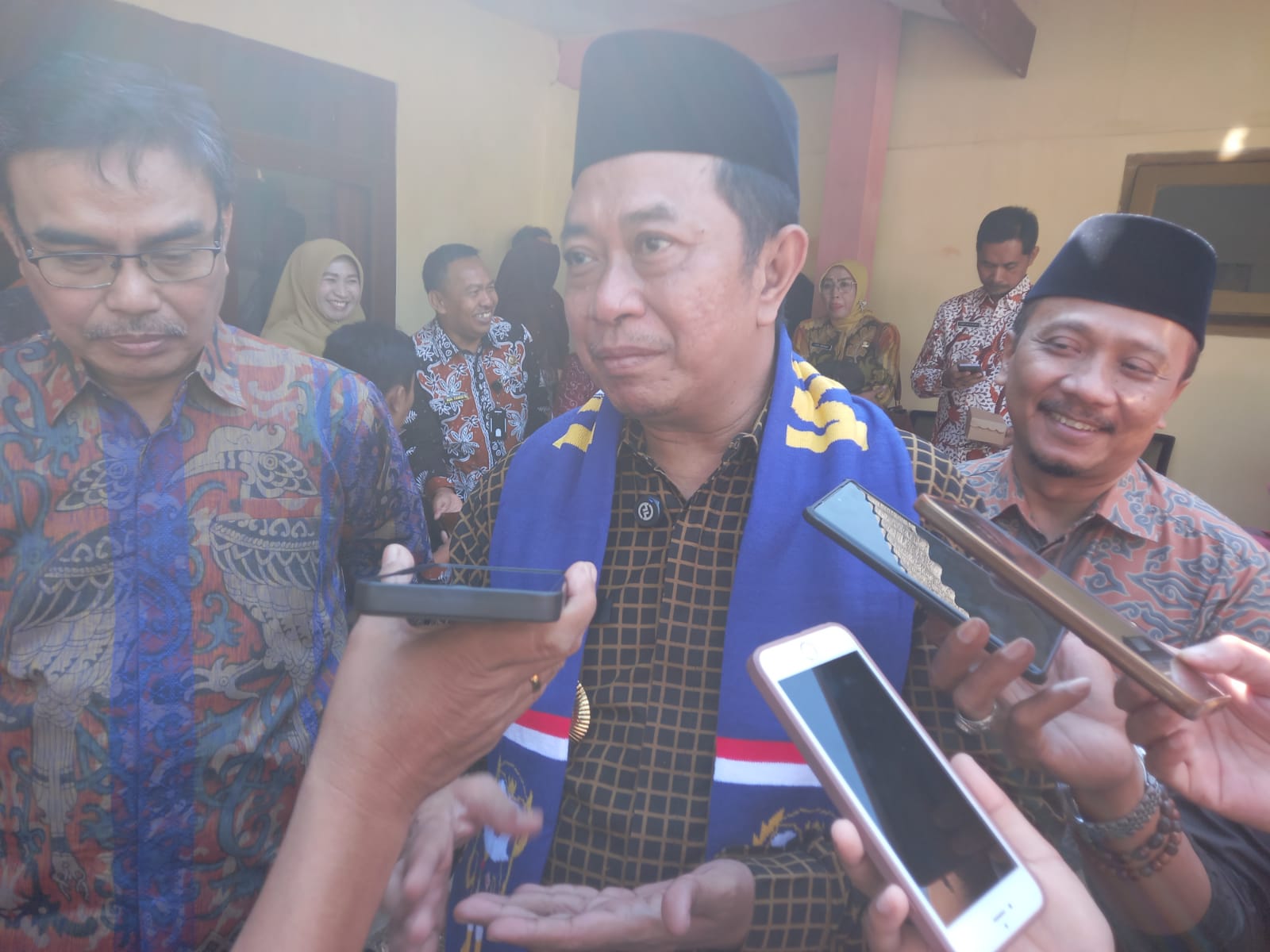 Bupati Bondowoso Saat diwawancarai Sejumlah Wartawan