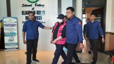 Kasi Pidsus Dwi Hastaryo, SH., MH, (Paling kiri) Saat Menangkap Mantan Wakil Bupati Bondowoso