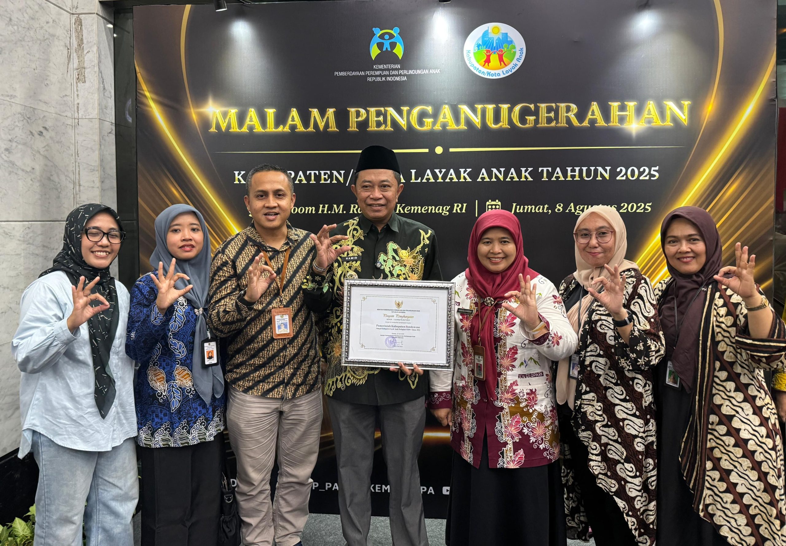 Bupati Bondowoso Bersama Jajaran Saat terima Penghargaan(foto/dok : istemewa)