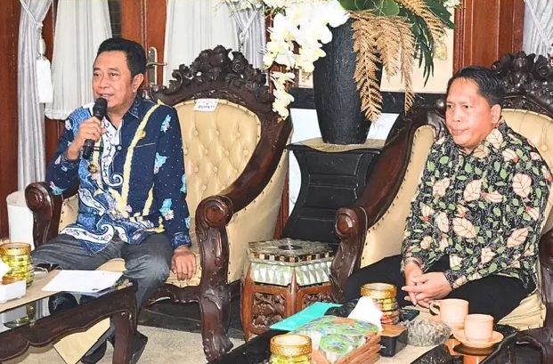 Bupati Bondowoso Bersama Ketua Bamag (Kanan)