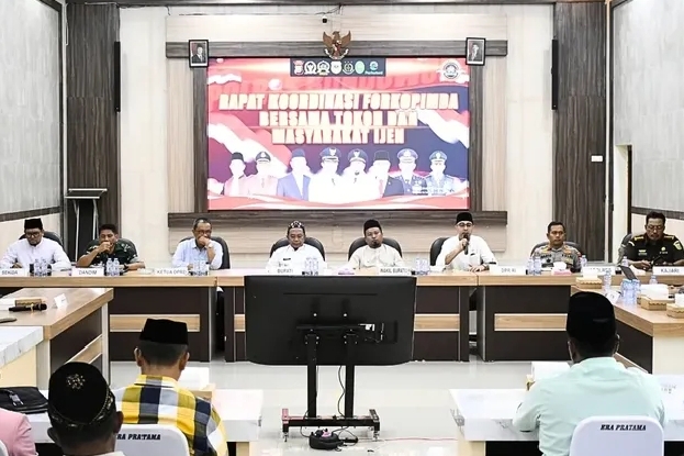 Bupati Bondowoso, H. Abd. Hamid Wahid, M.Ag., didampingi Wakil Bupati As'ad Yahya Syafi'i, S.E., memimpin rapat koordinasi Forum Komunikasi Pimpinan Daerah (Forkopimda) bersama tokoh masyarakat dan perwakilan warga Kecamatan ljen.