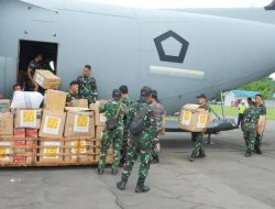 TNI Salurkan Logistik ke Wilayah Terisolasi dengan Metode Airdrop