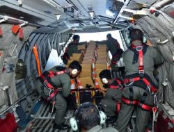 TNI Sukses Terjunkan 90 Helibox Sembako ke Desa Terisolasi Tapanuli Utara