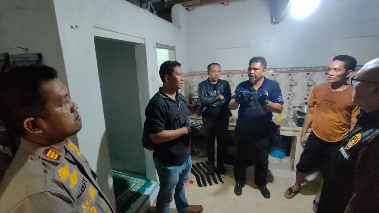 Anggota Polres Situbondo Saat Olah Tempat Kejadian Perkara (TKP) DIdesa Demung Besuki Situbondo