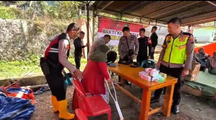 Anggota Polri Saat Hadir Ditengah Korban Bencana Aceh