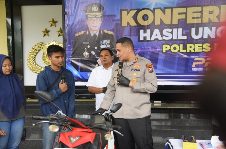 Polres Bondowoso Saat Serahkan Unit Sepeda Motor Kepada Korban Pencurian