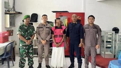 Tersangka Penerima Gaji Ganda Pakai Rompi Pink