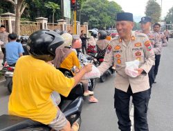 Hari Pertama Ramadan, Polres Bondowoso Bagi Bagi Takjil
