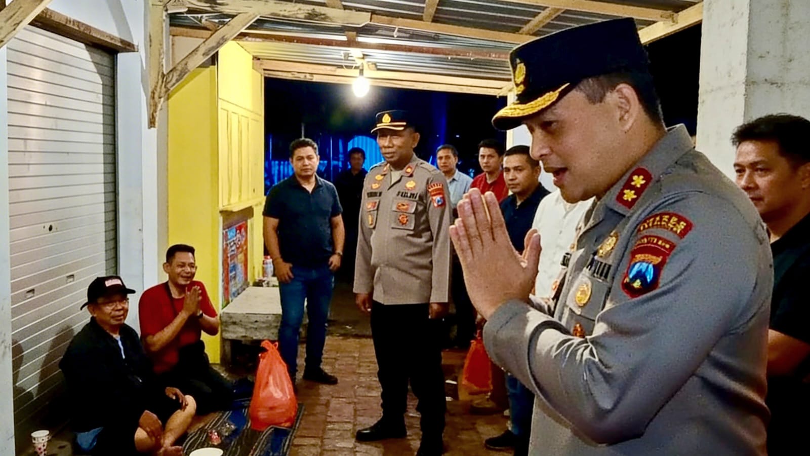 Kapolres Bondowoso Pimpin Sahur On The Road, Bagikan Nasi Sahur dan Sosialisasikan Layanan 110 Polri