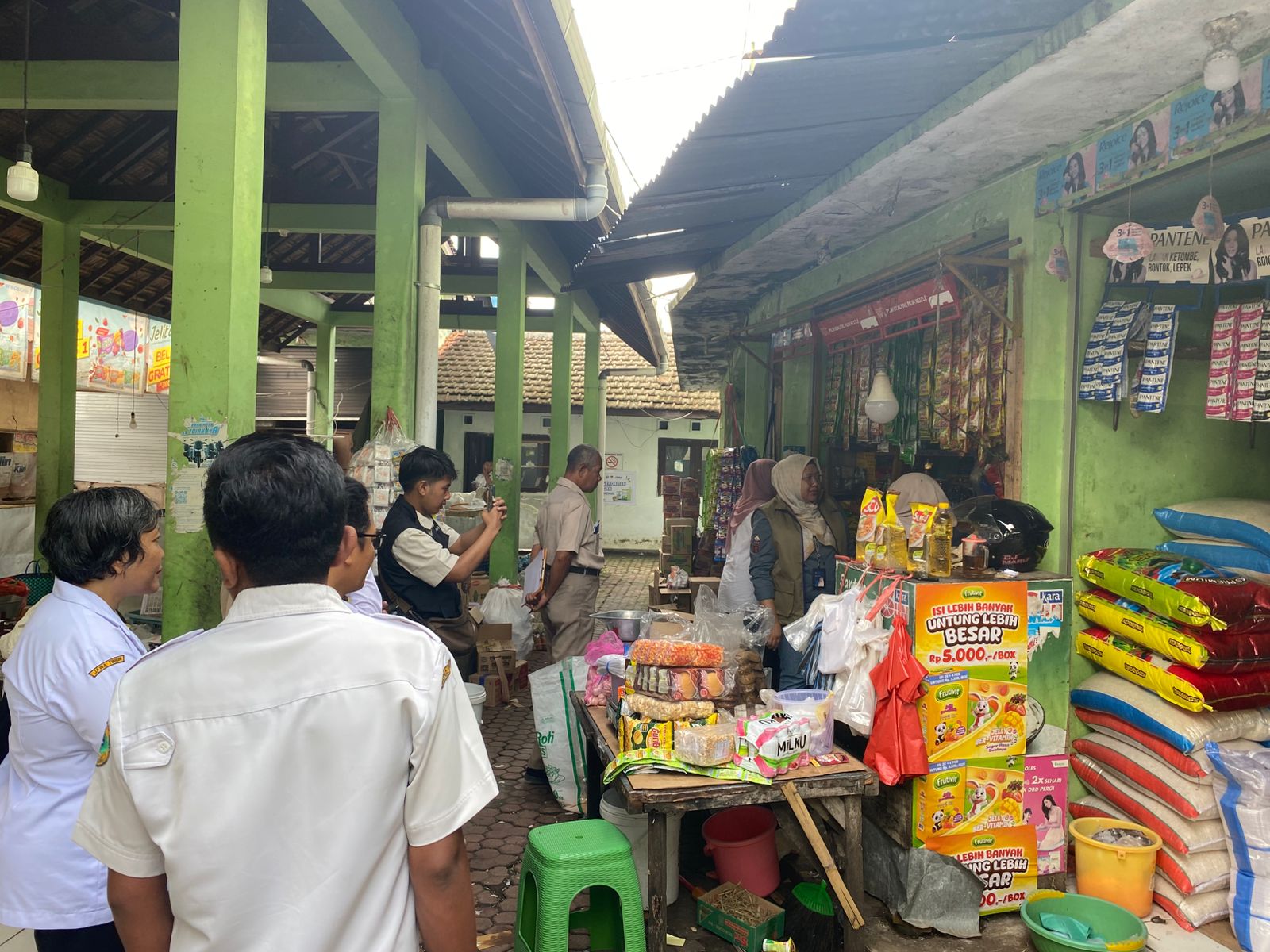 Polres Bondowoso Turun ke Pasar Nangkaan, Pastikan Harga Bahan Pokok Tetap Stabil