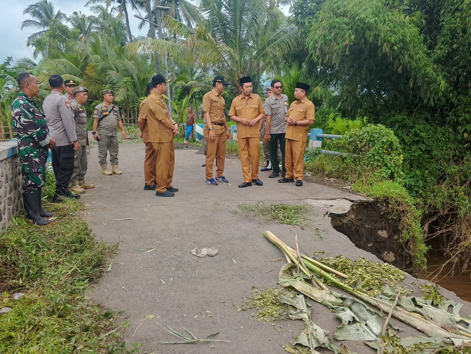 Bupati Bondowoso Turun Tangan, Jembatan Ambrol Langsung Ditangani Darurat