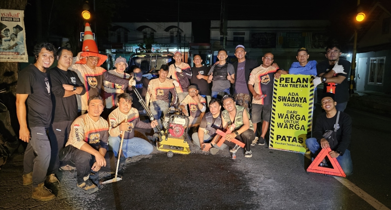 Makelar Akherat Kembali Gelar Aksi Tambal Jalan Berlubang di Bondowoso