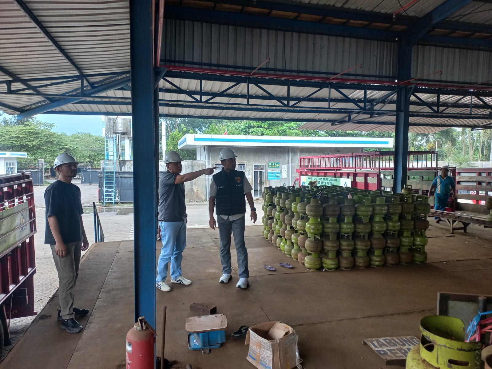 Anggota Polres Bondowoso Saat Cek Distribusi Gas Elpiji 3 Kg