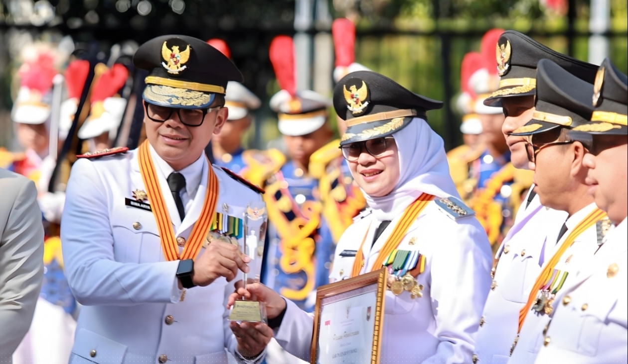 Bupati Banyuwangi Jawa Timur Saat Terima Penghargaan