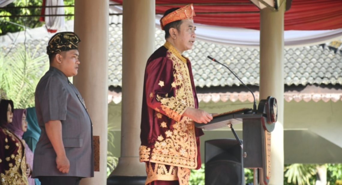 Bupati Bondowoso Kenakan Baju Adat, Pimpin Upacara Hardiknas 2026