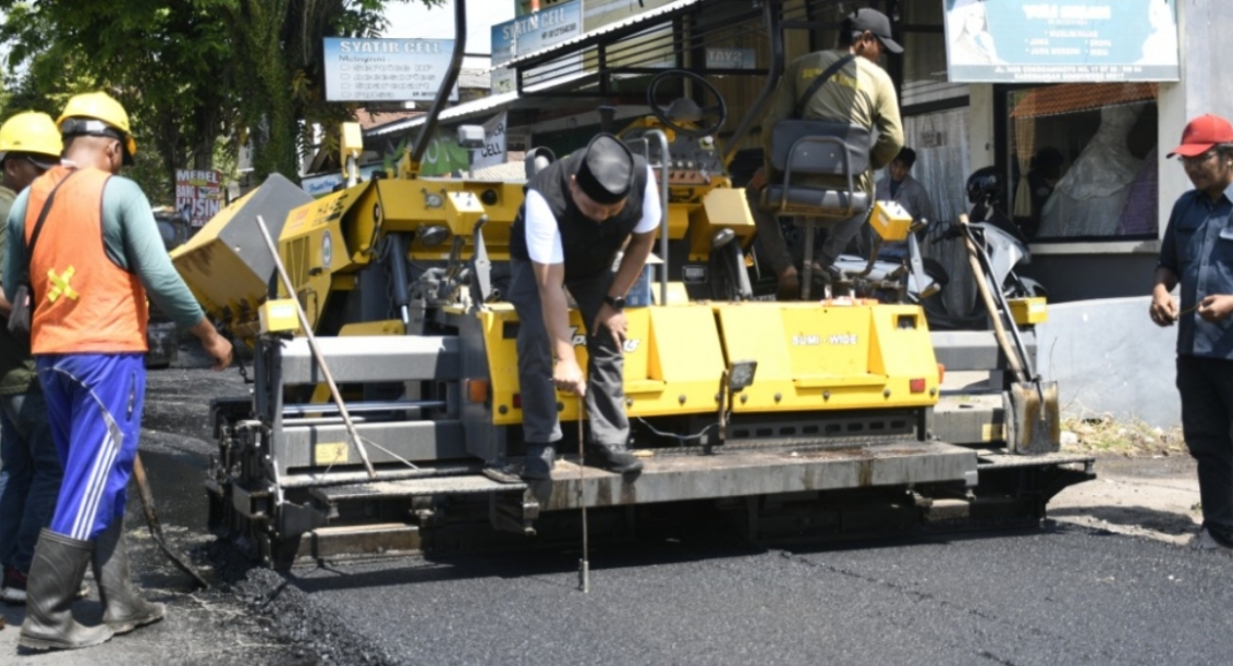 Wabup Bondowoso Turun Langsung Awasi Trial Pengaspalan Jalan, Pastikan Kualitas Infrastruktur untuk Rakyat
