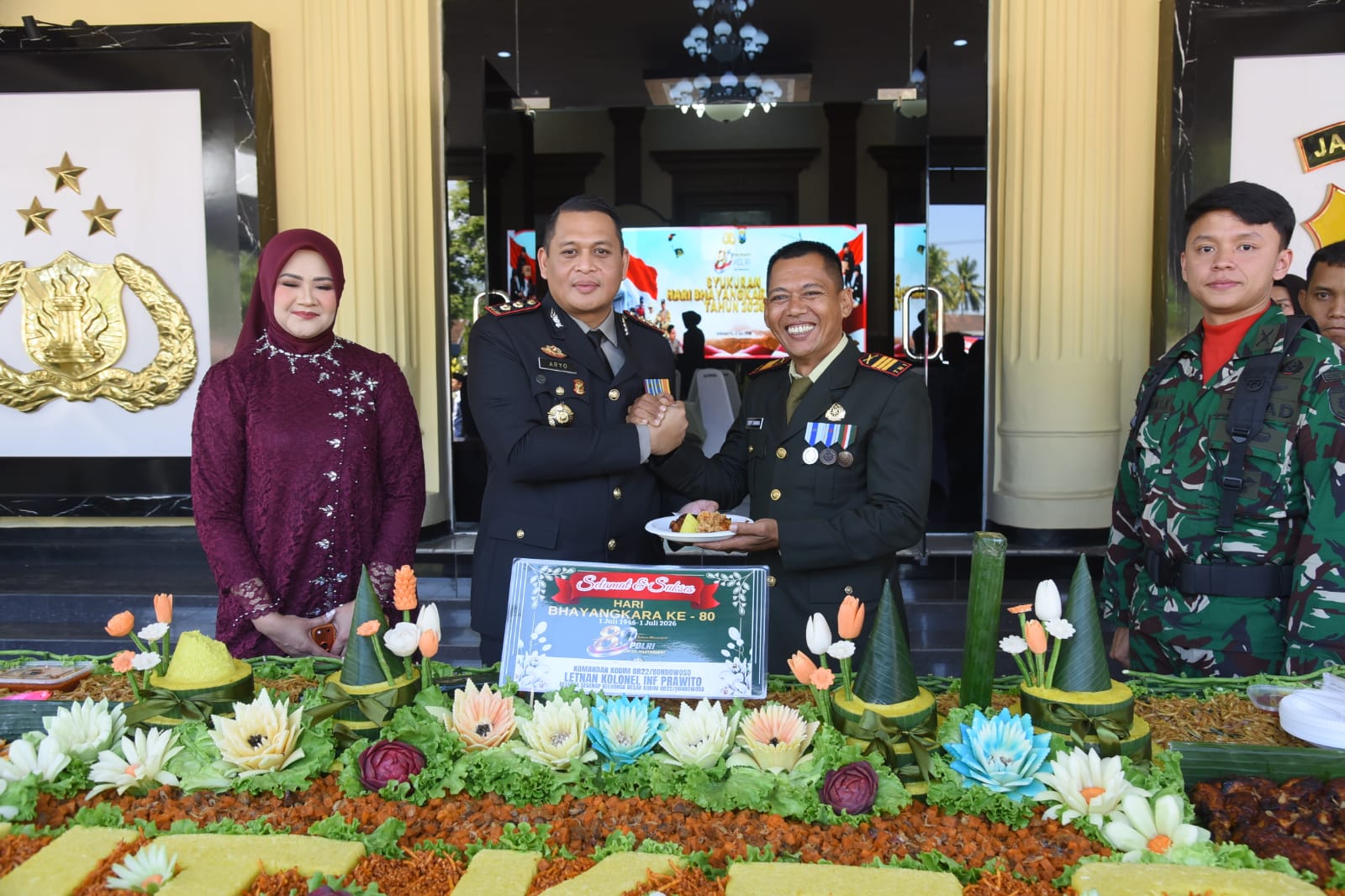 TNI Beri Kejutan untuk Kapolres Bondowoso, Tasyakuran Hari Bhayangkara ke-80 Penuh Keakraban