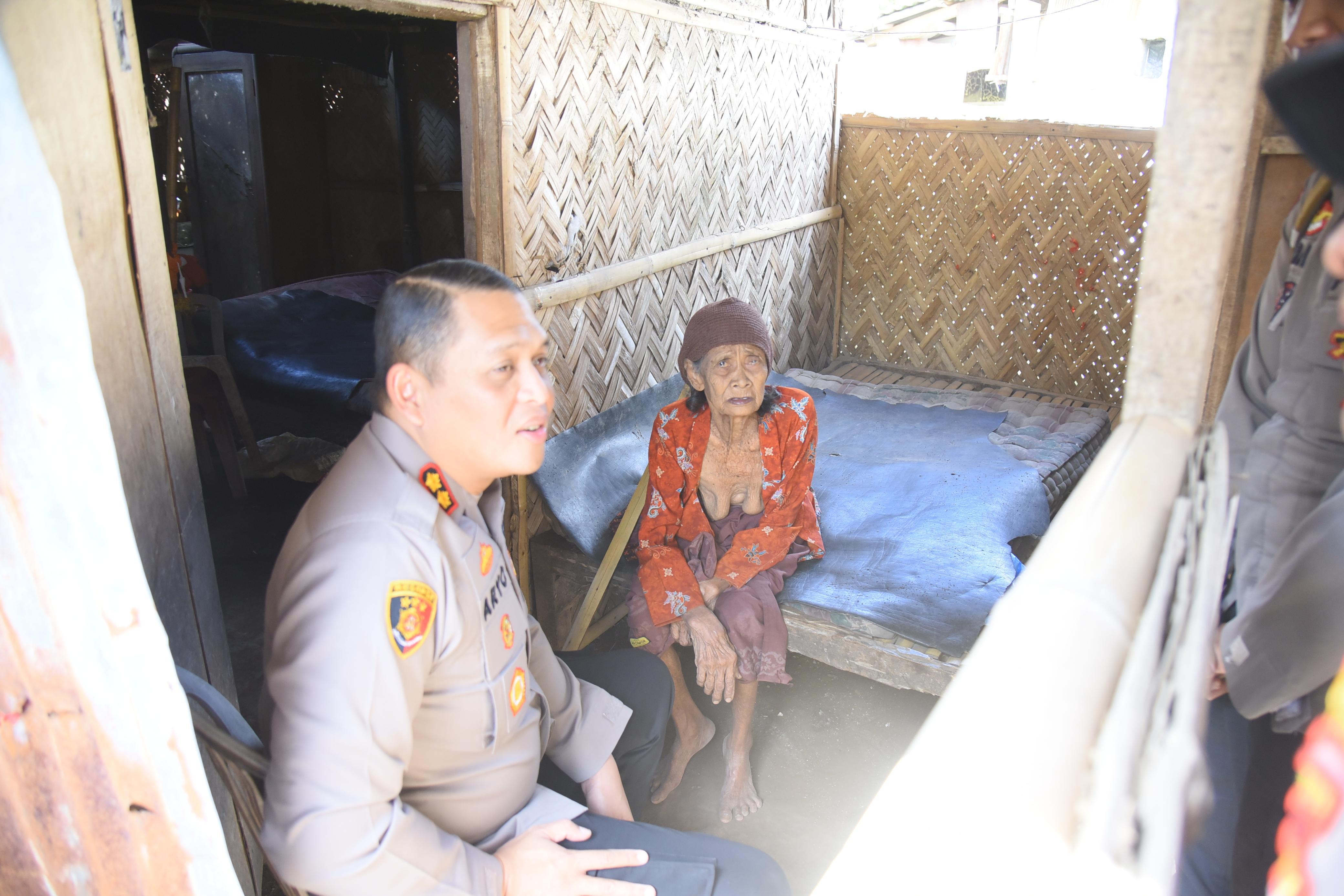 Kapolres Bondowoso Sambangi Nenek 91 Tahun Tinggal di Rumah Reyot, Program “Kapolres Berbagi” Hadir untuk Warga Dhuafa