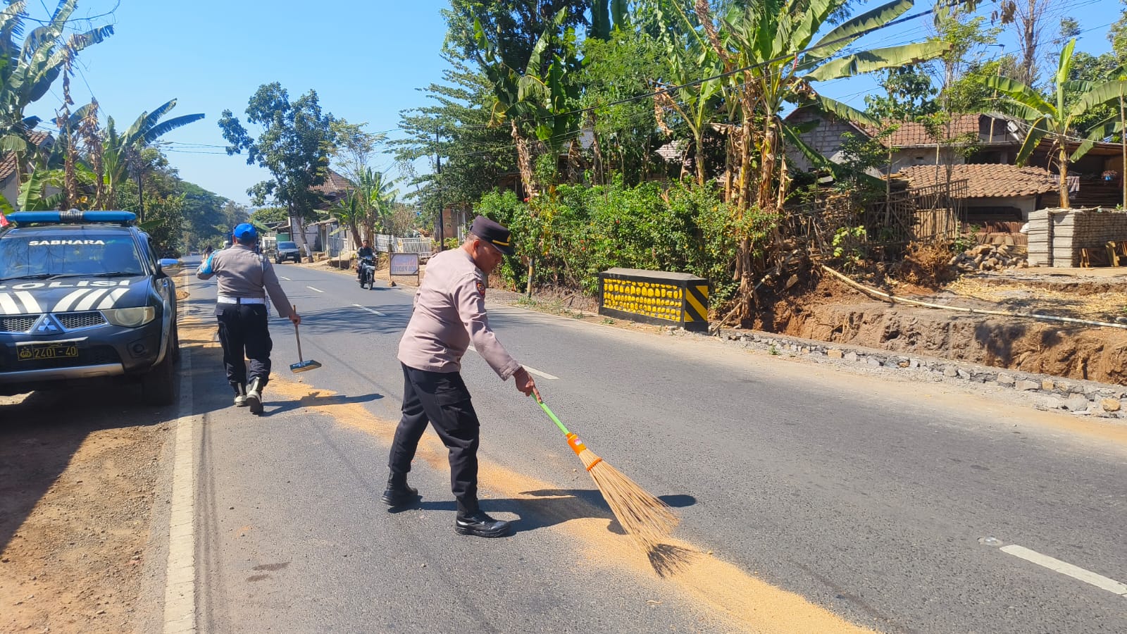 Cegah Kecelakaan, Polsek Wringin Gerak Cepat Atasi Tumpahan Solar di Jalan