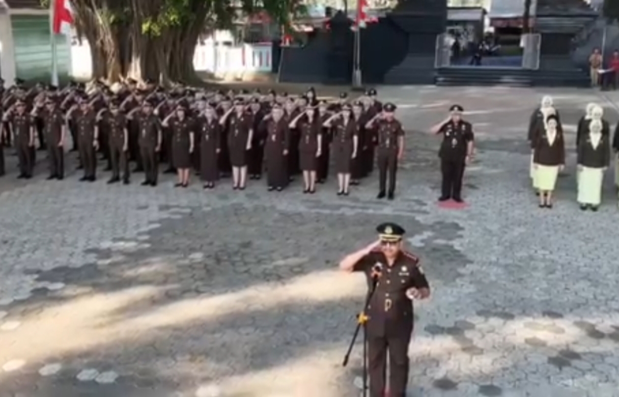 Hari Lahir Kejaksaan RI ke-81, Kajari Bondowoso Pimpin Upacara dan Ziarah di TMP
