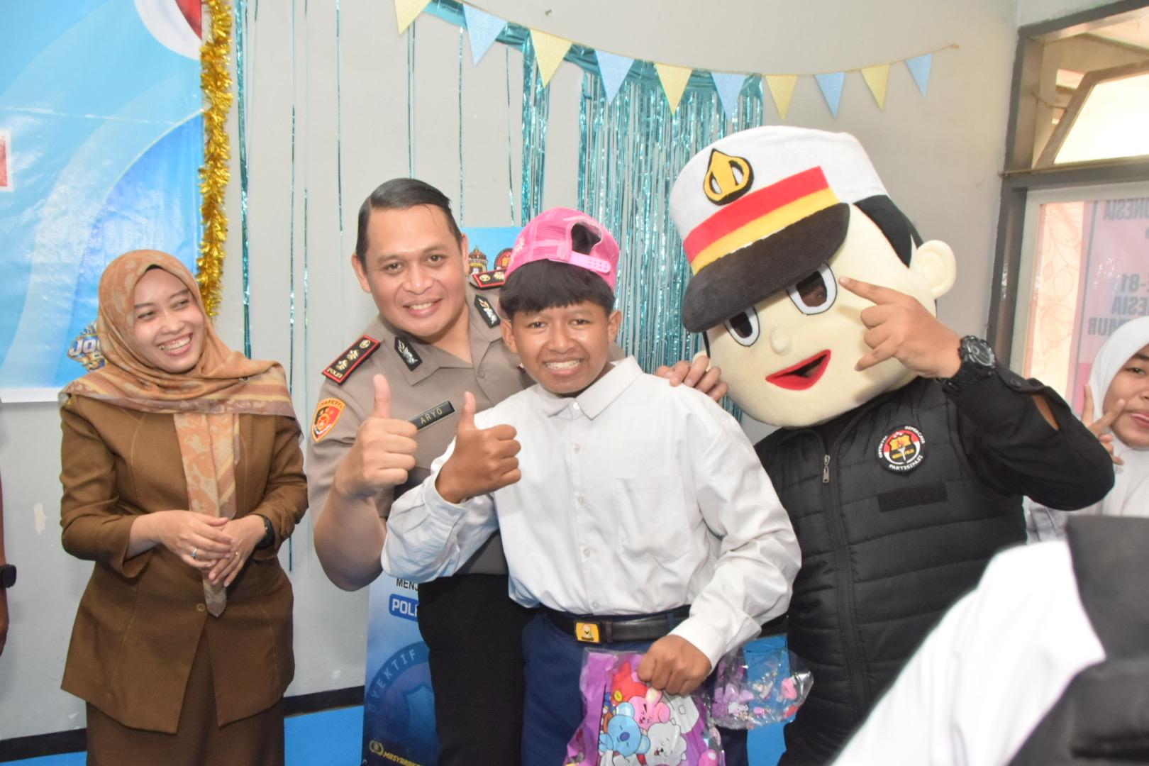 HUT Humas Polri ke-75, Polres Bondowoso Hadirkan Kebahagiaan bagi 140 Siswa SLB